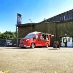delicaf rode koffietruck buiten