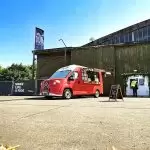 delicaf rode koffietruck buiten