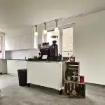 delicaf coffee witte koffiebar met barista